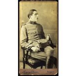 Nagyobb méret, Rozgonyi Dezső műterme, Budapest, magyar K.u.K. katona egyenruhában, kard, gyűrű, monarchia, 1900-as évek, Eredeti kabinetfotó, sarka sérült. 