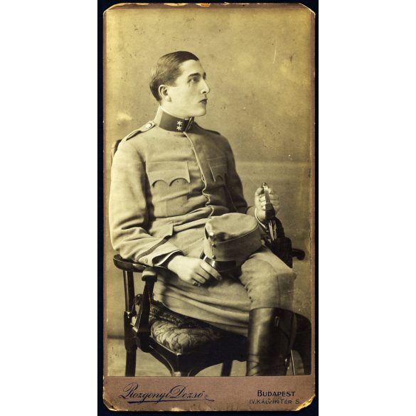 Nagyobb méret, Rozgonyi Dezső műterme, Budapest, magyar K.u.K. katona egyenruhában, kard, gyűrű, monarchia, 1900-as évek, Eredeti kabinetfotó, sarka sérült. 