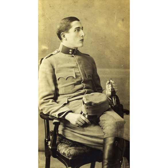 Nagyobb méret, Rozgonyi Dezső műterme, Budapest, magyar K.u.K. katona egyenruhában, kard, gyűrű, monarchia, 1900-as évek, Eredeti kabinetfotó, sarka sérült. 