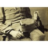 Nagyobb méret, Rozgonyi Dezső műterme, Budapest, magyar K.u.K. katona egyenruhában, kard, gyűrű, monarchia, 1900-as évek, Eredeti kabinetfotó, sarka sérült. 