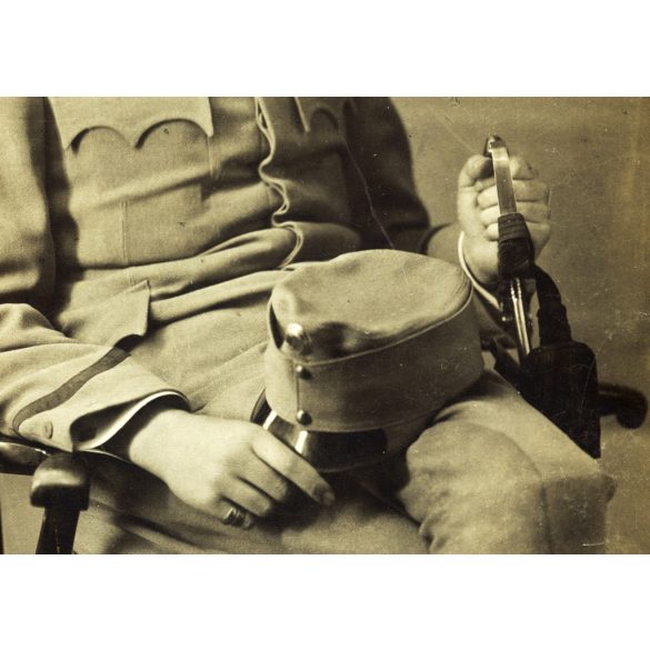 Nagyobb méret, Rozgonyi Dezső műterme, Budapest, magyar K.u.K. katona egyenruhában, kard, gyűrű, monarchia, 1900-as évek, Eredeti kabinetfotó, sarka sérült. 