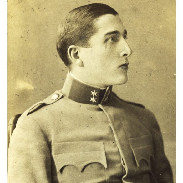 Nagyobb méret, Rozgonyi Dezső műterme, Budapest, magyar K.u.K. katona egyenruhában, kard, gyűrű, monarchia, 1900-as évek, Eredeti kabinetfotó, sarka sérült. 