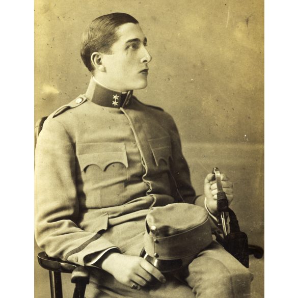 Nagyobb méret, Rozgonyi Dezső műterme, Budapest, magyar K.u.K. katona egyenruhában, kard, gyűrű, monarchia, 1900-as évek, Eredeti kabinetfotó, sarka sérült. 