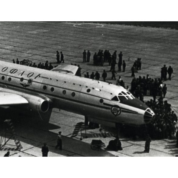 A  TU-104-es sugárhajtású szovjet repülőgép bemutatója, Budapest, Ferihegyi repülőtér, aviatika, jármű, közlekedés, Tupoljev, Aeroflot, kommunizmus 1956. július 19., 1950-es évek, Eredeti fotó, papírkép.  