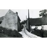 Tabán, Holdvilág utca, Budapest, régi házak, sikátor belbudán, sétáló úrral, várostörténet, Horthy-korszak 1930-as évek, Eredeti fotó, papírkép.   méret megközelítőleg (centiméterben): 9 x 14 Használt! Eredeti nagyítás! Nem reprint, nem másolat. Nem 