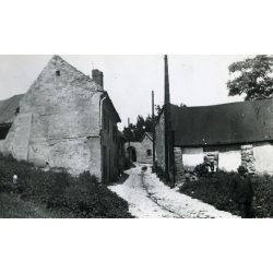   Tabán, Holdvilág utca, Budapest, régi házak, sikátor belbudán, sétáló úrral, várostörténet, Horthy-korszak 1930-as évek, Eredeti fotó, papírkép.   méret megközelítőleg (centiméterben): 9 x 14 Használt! Eredeti nagyítás! Nem reprint, nem másolat. Nem 