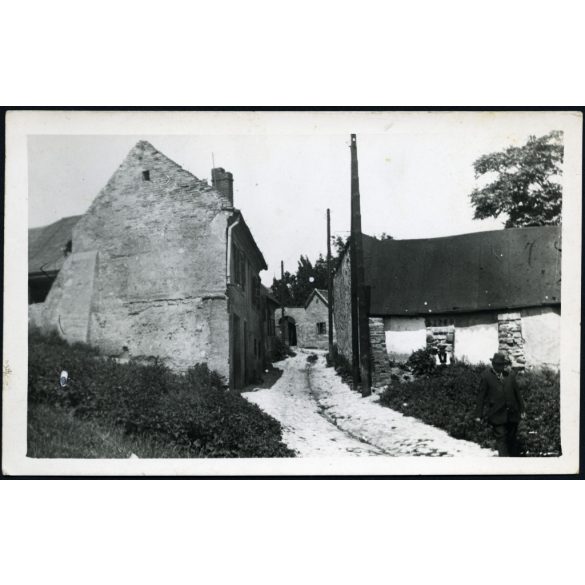 Tabán, Holdvilág utca, Budapest, régi házak, sikátor belbudán, sétáló úrral, várostörténet, Horthy-korszak 1930-as évek, Eredeti fotó, papírkép.   méret megközelítőleg (centiméterben): 9 x 14 Használt! Eredeti nagyítás! Nem reprint, nem másolat. Nem 
