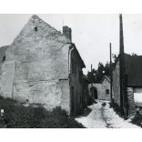 Tabán, Holdvilág utca, Budapest, régi házak, sikátor belbudán, sétáló úrral, várostörténet, Horthy-korszak 1930-as évek, Eredeti fotó, papírkép.   méret megközelítőleg (centiméterben): 9 x 14 Használt! Eredeti nagyítás! Nem reprint, nem másolat. Nem 