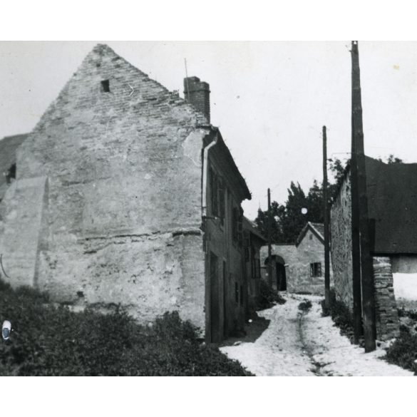 Tabán, Holdvilág utca, Budapest, régi házak, sikátor belbudán, sétáló úrral, várostörténet, Horthy-korszak 1930-as évek, Eredeti fotó, papírkép.   méret megközelítőleg (centiméterben): 9 x 14 Használt! Eredeti nagyítás! Nem reprint, nem másolat. Nem 