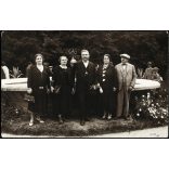 Fotó Kövessy és Ring, nyaralók a szökőkútnál, Hévíz, fürdőhely, úri társaság, Horthy-korszak 1930., 1930-as évek, Eredeti fotó, hátulján feliratozott papírkép.  