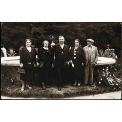   Fotó Kövessy és Ring, nyaralók a szökőkútnál, Hévíz, fürdőhely, úri társaság, Horthy-korszak 1930., 1930-as évek, Eredeti fotó, hátulján feliratozott papírkép.  