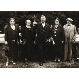 Fotó Kövessy és Ring, nyaralók a szökőkútnál, Hévíz, fürdőhely, úri társaság, Horthy-korszak 1930., 1930-as évek, Eredeti fotó, hátulján feliratozott papírkép.  