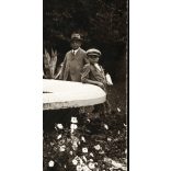 Fotó Kövessy és Ring, nyaralók a szökőkútnál, Hévíz, fürdőhely, úri társaság, Horthy-korszak 1930., 1930-as évek, Eredeti fotó, hátulján feliratozott papírkép.  