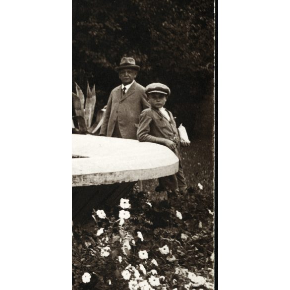 Fotó Kövessy és Ring, nyaralók a szökőkútnál, Hévíz, fürdőhely, úri társaság, Horthy-korszak 1930., 1930-as évek, Eredeti fotó, hátulján feliratozott papírkép.  