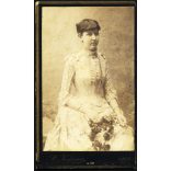 Kofsyna (Kossina) Rudolf műterme, Lugos, Erdély,  elegáns nő virágokkal, 1880-as évek, Eredeti CDV, hátulján feliratozott vizitkártya fotó, egyik széle vágott.
