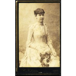   Kofsyna (Kossina) Rudolf műterme, Lugos, Erdély,  elegáns nő virágokkal, 1880-as évek, Eredeti CDV, hátulján feliratozott vizitkártya fotó, egyik széle vágott.