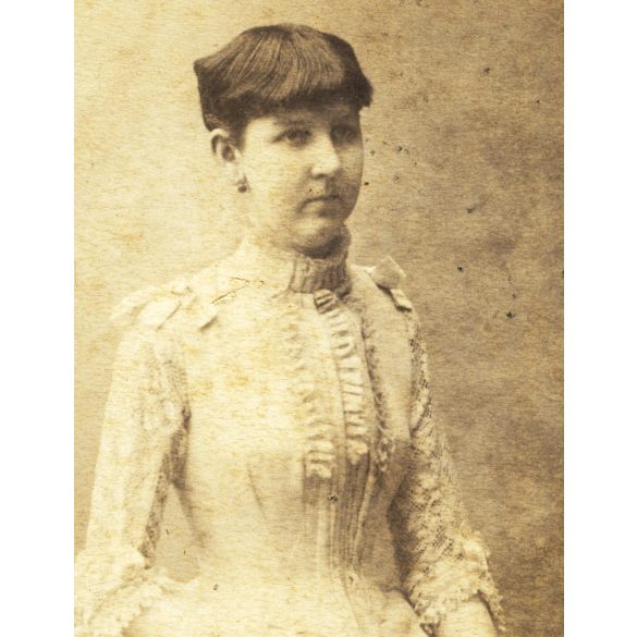 Kofsyna (Kossina) Rudolf műterme, Lugos, Erdély,  elegáns nő virágokkal, 1880-as évek, Eredeti CDV, hátulján feliratozott vizitkártya fotó, egyik széle vágott.