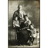 Joánovics műterem, Kolozsvár, Erdély, magyar katona családjával, egyenruha, 1. világháború, monarchia, 1914, 1910-es évek, Eredeti fotó, hátulján feliratozott papírkép. 