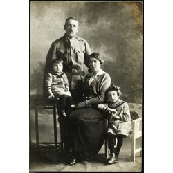   Joánovics műterem, Kolozsvár, Erdély, magyar katona családjával, egyenruha, 1. világháború, monarchia, 1914, 1910-es évek, Eredeti fotó, hátulján feliratozott papírkép. 