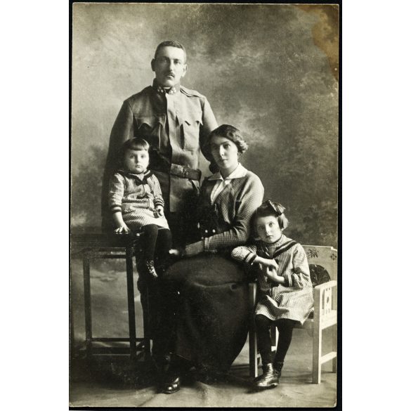 Joánovics műterem, Kolozsvár, Erdély, magyar katona családjával, egyenruha, 1. világháború, monarchia, 1914, 1910-es évek, Eredeti fotó, hátulján feliratozott papírkép. 