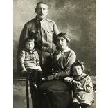 Joánovics műterem, Kolozsvár, Erdély, magyar katona családjával, egyenruha, 1. világháború, monarchia, 1914, 1910-es évek, Eredeti fotó, hátulján feliratozott papírkép. 