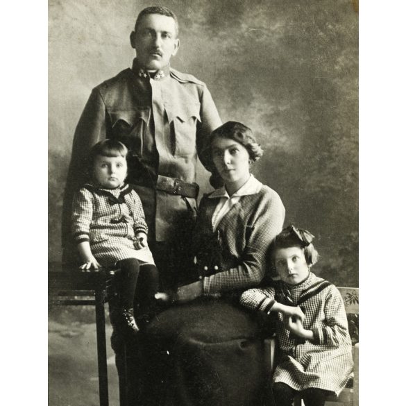 Joánovics műterem, Kolozsvár, Erdély, magyar katona családjával, egyenruha, 1. világháború, monarchia, 1914, 1910-es évek, Eredeti fotó, hátulján feliratozott papírkép. 