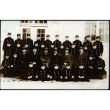 Katonai iskolások egyenruhában, tanáraikkal, Pécs, Zrínyi Miklós katonai reáliskola, Horthy-korszak, 1920-as évek, Eredeti fotó, hátulján feliratozott papírkép a szereplők aláírásával, köztük vitéz Újlaki Nagy Tibor.   méret megközelítőleg (centiméte