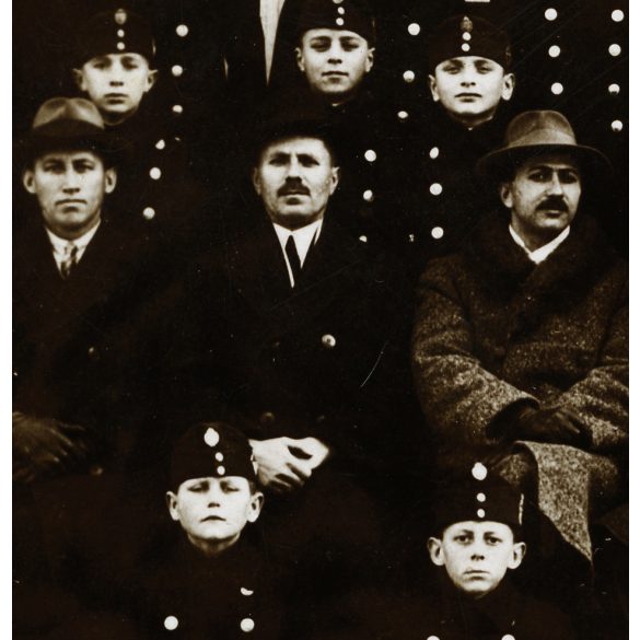 Katonai iskolások egyenruhában, tanáraikkal, Pécs, Zrínyi Miklós katonai reáliskola, Horthy-korszak, 1920-as évek, Eredeti fotó, hátulján feliratozott papírkép a szereplők aláírásával, köztük vitéz Újlaki Nagy Tibor.   méret megközelítőleg (centiméte