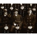 Katonai iskolások egyenruhában, tanáraikkal, Pécs, Zrínyi Miklós katonai reáliskola, Horthy-korszak, 1920-as évek, Eredeti fotó, hátulján feliratozott papírkép a szereplők aláírásával, köztük vitéz Újlaki Nagy Tibor.   méret megközelítőleg (centiméte