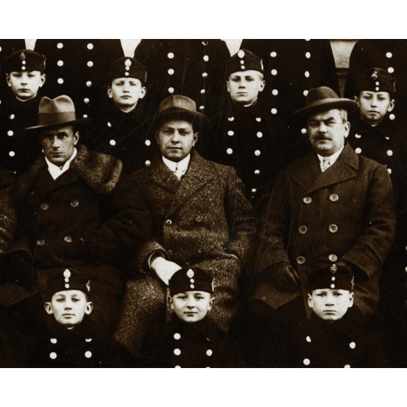 Katonai iskolások egyenruhában, tanáraikkal, Pécs, Zrínyi Miklós katonai reáliskola, Horthy-korszak, 1920-as évek, Eredeti fotó, hátulján feliratozott papírkép a szereplők aláírásával, köztük vitéz Újlaki Nagy Tibor.   méret megközelítőleg (centiméte
