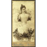 Fantó és Kluge műterem, GYŐNGYŐS (Gyöngyös), elegáns karcsú nő gyönyörű ruhában, különös háttér, kesztyűben, virágokkal, monarchia, 1890-es évek, Eredeti kabinetfotó.  