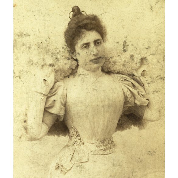 Fantó és Kluge műterem, GYŐNGYŐS (Gyöngyös), elegáns karcsú nő gyönyörű ruhában, különös háttér, kesztyűben, virágokkal, monarchia, 1890-es évek, Eredeti kabinetfotó.  