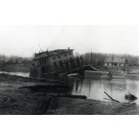 A nagy jeges árvíz után, Tass, Duna, megdőlt zsilipház, Radványi Rudolf mérnök felvétele, kommunizmus, 1956 január, 1950-es évek, helytörténet, Eredeti fotó, papírkép, hátulja feliratozva, keresztben törésnyom.  