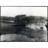 A nagy jeges árvíz után, Tass, Duna, megdőlt zsilipház, Radványi Rudolf mérnök felvétele, kommunizmus, 1956 január, 1950-es évek, helytörténet, Eredeti fotó, papírkép, hátulja feliratozva, keresztben törésnyom.  