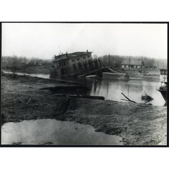 A nagy jeges árvíz után, Tass, Duna, megdőlt zsilipház, Radványi Rudolf mérnök felvétele, kommunizmus, 1956 január, 1950-es évek, helytörténet, Eredeti fotó, papírkép, hátulja feliratozva, keresztben törésnyom.  