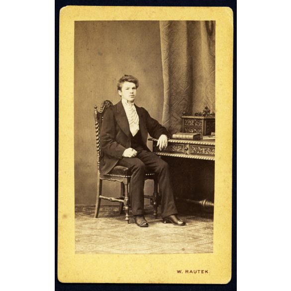 W. Rautek műterme, Selmecbánya (Schemnitz), Felvidék, elegáns fiú gyűrűkkel, gyönyörű faragott bútorok, különös vipő, monarchia, 1860-as évek, Eredeti CDV, vizitkártya fotó, ritka műterem.  