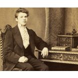 W. Rautek műterme, Selmecbánya (Schemnitz), Felvidék, elegáns fiú gyűrűkkel, gyönyörű faragott bútorok, különös vipő, monarchia, 1860-as évek, Eredeti CDV, vizitkártya fotó, ritka műterem.  