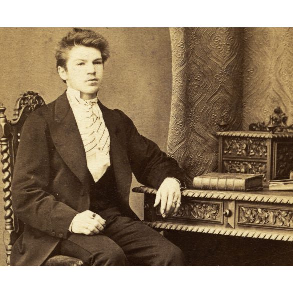 W. Rautek műterme, Selmecbánya (Schemnitz), Felvidék, elegáns fiú gyűrűkkel, gyönyörű faragott bútorok, különös vipő, monarchia, 1860-as évek, Eredeti CDV, vizitkártya fotó, ritka műterem.  