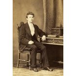 W. Rautek műterme, Selmecbánya (Schemnitz), Felvidék, elegáns fiú gyűrűkkel, gyönyörű faragott bútorok, különös vipő, monarchia, 1860-as évek, Eredeti CDV, vizitkártya fotó, ritka műterem.  