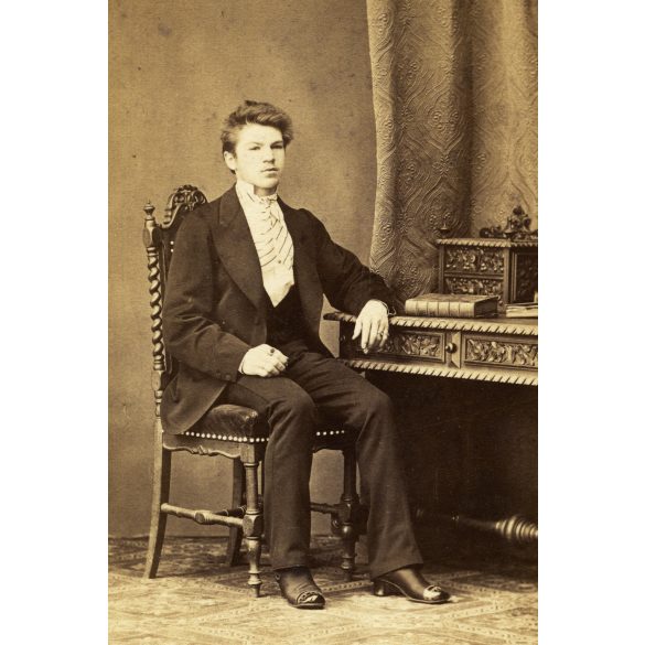 W. Rautek műterme, Selmecbánya (Schemnitz), Felvidék, elegáns fiú gyűrűkkel, gyönyörű faragott bútorok, különös vipő, monarchia, 1860-as évek, Eredeti CDV, vizitkártya fotó, ritka műterem.  