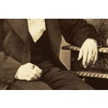 W. Rautek műterme, Selmecbánya (Schemnitz), Felvidék, elegáns fiú gyűrűkkel, gyönyörű faragott bútorok, különös vipő, monarchia, 1860-as évek, Eredeti CDV, vizitkártya fotó, ritka műterem.  