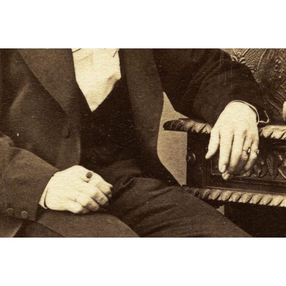 W. Rautek műterme, Selmecbánya (Schemnitz), Felvidék, elegáns fiú gyűrűkkel, gyönyörű faragott bútorok, különös vipő, monarchia, 1860-as évek, Eredeti CDV, vizitkártya fotó, ritka műterem.  