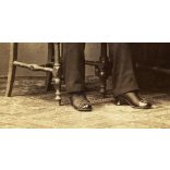 W. Rautek műterme, Selmecbánya (Schemnitz), Felvidék, elegáns fiú gyűrűkkel, gyönyörű faragott bútorok, különös vipő, monarchia, 1860-as évek, Eredeti CDV, vizitkártya fotó, ritka műterem.  