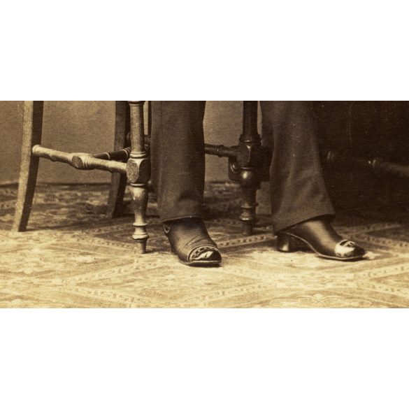 W. Rautek műterme, Selmecbánya (Schemnitz), Felvidék, elegáns fiú gyűrűkkel, gyönyörű faragott bútorok, különös vipő, monarchia, 1860-as évek, Eredeti CDV, vizitkártya fotó, ritka műterem.  