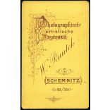 W. Rautek műterme, Selmecbánya (Schemnitz), Felvidék, elegáns fiú gyűrűkkel, gyönyörű faragott bútorok, különös vipő, monarchia, 1860-as évek, Eredeti CDV, vizitkártya fotó, ritka műterem.  