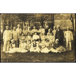   Kövessy fényképész, Budapest, betegek, sebesültek egy kórház udvarán, 1. világháború, monarchia, 1910-es évek, Eredeti fotó, papírkép, kisebb törésnyomokkal.