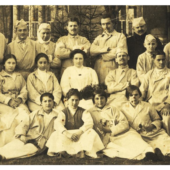 Kövessy fényképész, Budapest, betegek, sebesültek egy kórház udvarán, 1. világháború, monarchia, 1910-es évek, Eredeti fotó, papírkép, kisebb törésnyomokkal.