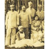 Kövessy fényképész, Budapest, betegek, sebesültek egy kórház udvarán, 1. világháború, monarchia, 1910-es évek, Eredeti fotó, papírkép, kisebb törésnyomokkal.