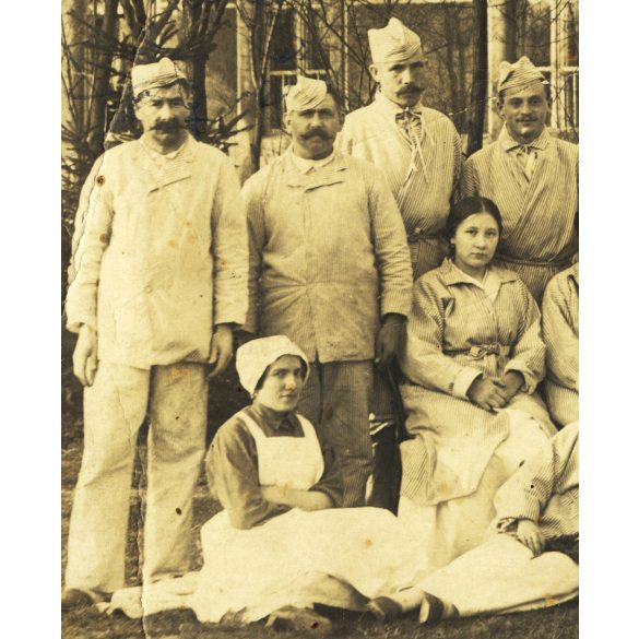 Kövessy fényképész, Budapest, betegek, sebesültek egy kórház udvarán, 1. világháború, monarchia, 1910-es évek, Eredeti fotó, papírkép, kisebb törésnyomokkal.