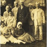 Kövessy fényképész, Budapest, betegek, sebesültek egy kórház udvarán, 1. világháború, monarchia, 1910-es évek, Eredeti fotó, papírkép, kisebb törésnyomokkal.